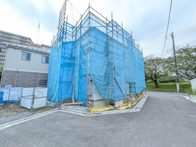 八王子市　大和田町　新築一戸建て　１０期の前面道路含む現地写真|～南西6.5ｍ・北西5ｍ道路に面しています～