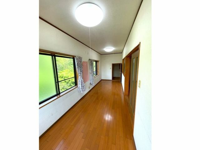 高知市春野町弘岡下　中古一戸建ての洋室