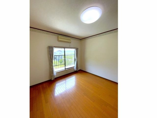 高知市春野町弘岡下　中古一戸建ての洋室