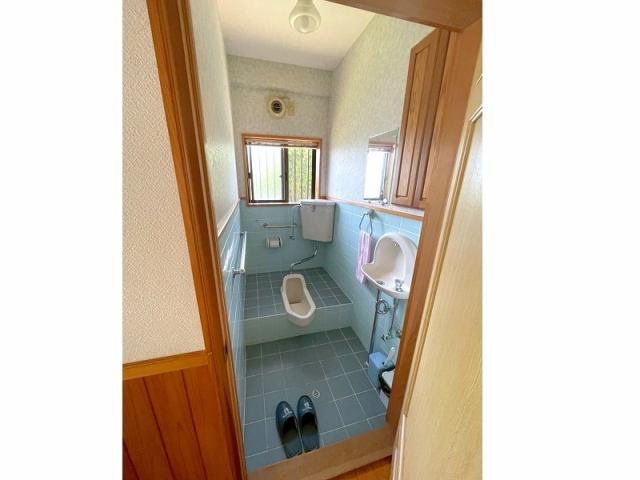 高知市春野町弘岡下　中古一戸建てのトイレ