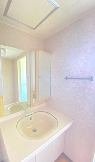 【洗面所】 | ルシオン小樽 | ミラー付き収納で使い勝手も良く、毎日の身支度がスムーズに。