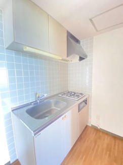 【キッチン】 | ルシオン小樽 | 明るく清潔感のあるシステムキッチン。