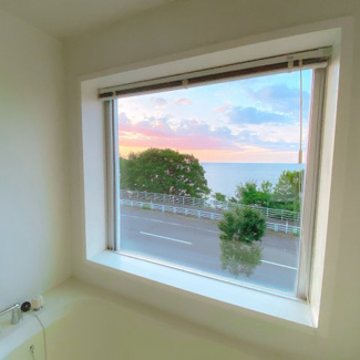 【浴室】 | ルシオン小樽 | 大きなガラス窓越しに日本海に沈む夕日をゆっくりと眺めることのできる風呂