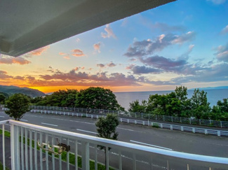 【展望】 | ルシオン小樽 | 素晴らしい夕景を楽しむことができるバルコニー。空がオレンジや赤に染まり、海と空が溶け合う様子にうっとりします。