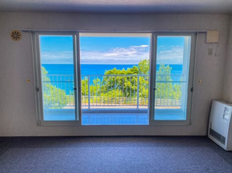 【居間・リビング】 | ルシオン小樽 | リビングはコバルトブルーの海を眺めるオーシャンビュー