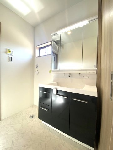 グランフォルテ極楽寺Ⅱのその他|当社施工例
９００幅の３面鏡の洗面台
洗濯機置き場には、乾太くんが設置可能