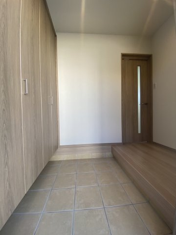 グランフォルテ極楽寺Ⅱのその他|当社施工例
大容量の玄関収納庫