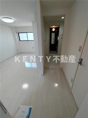 【玄関】 | ホワイトヴィラージュ雪谷 | 収納もある玄関です