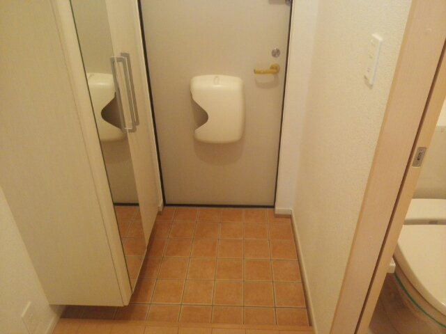 フローラ・香ヶ丘の玄関