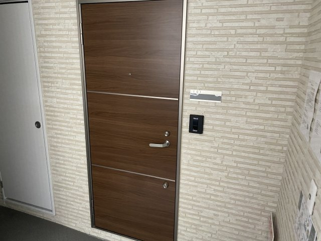 セレニティ桜之町東A棟の玄関