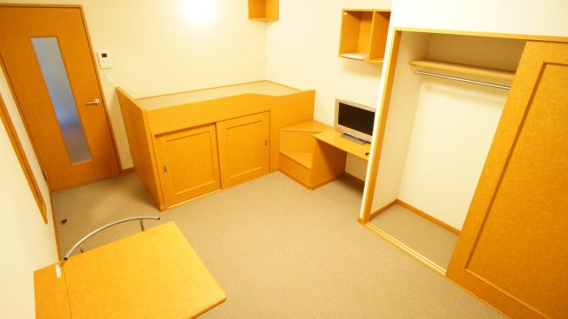 レオパレス華の内装|クローゼット付きでお部屋を広々お使いいただけます。