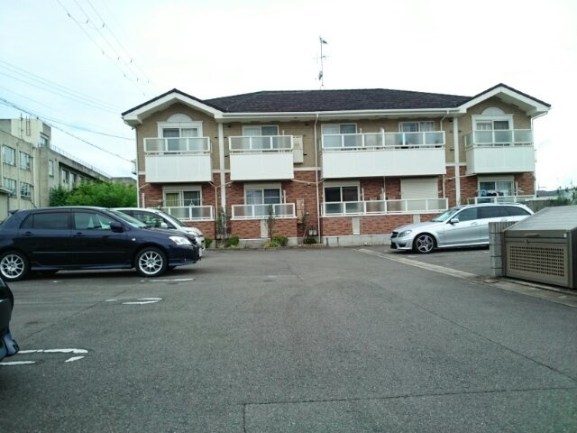 アイリィー　ビューの駐車場