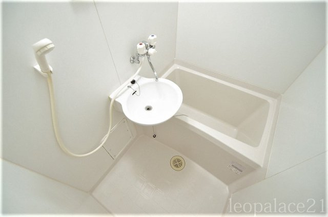 レオパレスフォレストいずみの浴室