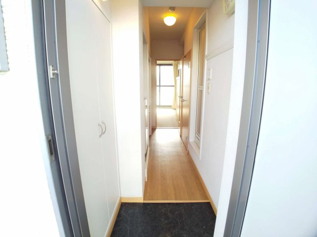 レオパレスヴィラモンドの玄関|玄関ドアは防犯サムターン設置