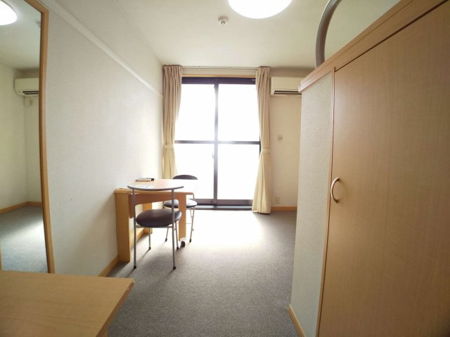 レオパレスヴィラモンドの居間・リビング|ワイドな窓にて明るいお部屋