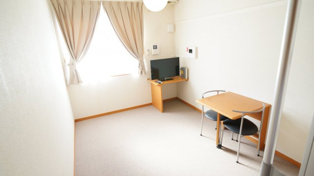 レオパレスプレンティ鳳中町の内装|カーテン、照明が付いているので入居時の手間がかかりません！