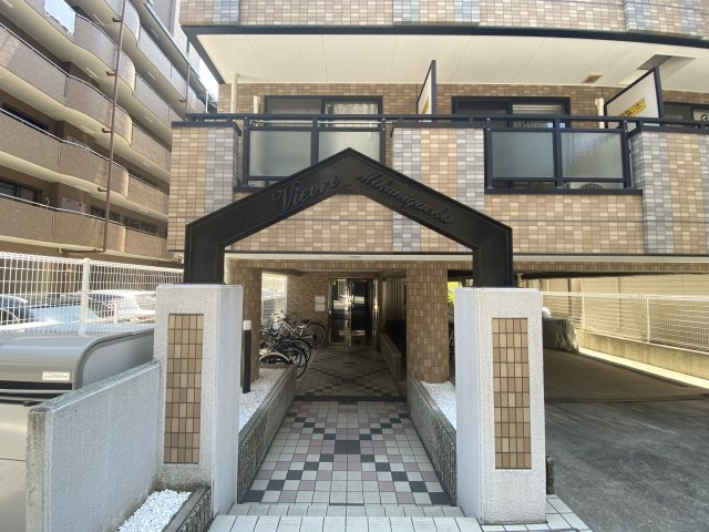 ヴィーブル三国ヶ丘のエントランス