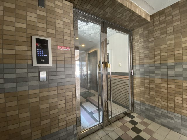 ヴィーブル三国ヶ丘のエントランス