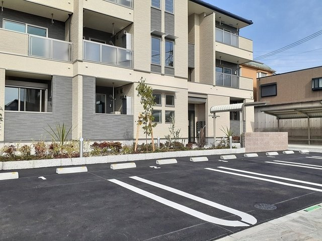 リバージュ　梅北の駐車場