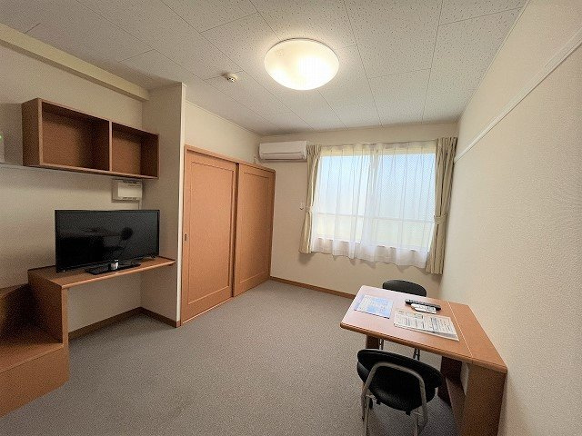 レオパレスカズⅠの居間・リビング