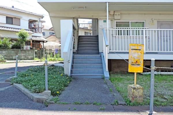 ビレッジハウス旭4号棟のエントランス