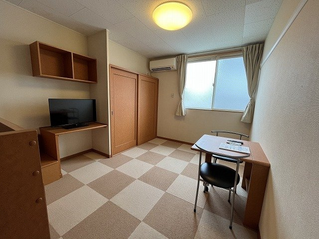 レオパレス磯上Ⅵの居間・リビング