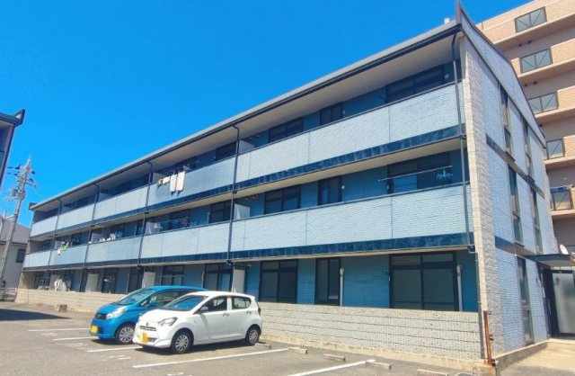 レオパレス中井町３の外観