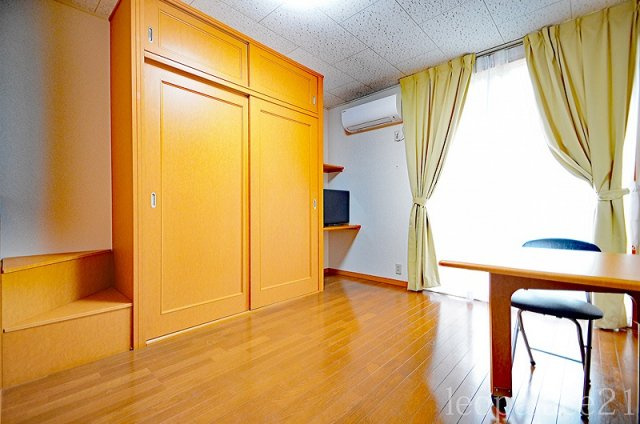 レオパレスプレノタートⅢの居間・リビング|広々としたお部屋です♪