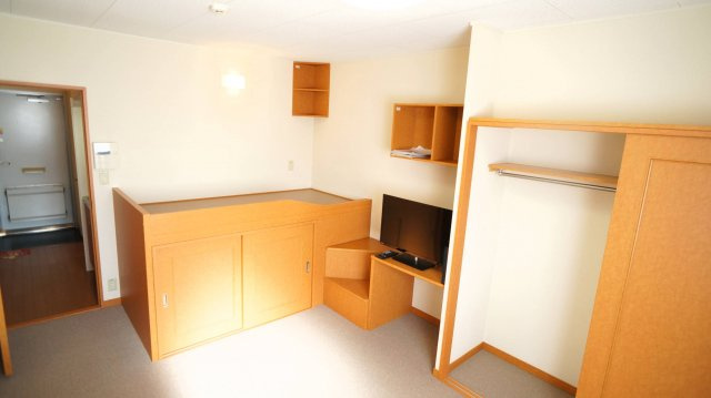 レオパレス美原北の寝室|クローゼットの上にも更に収納スペースをご用意しております。