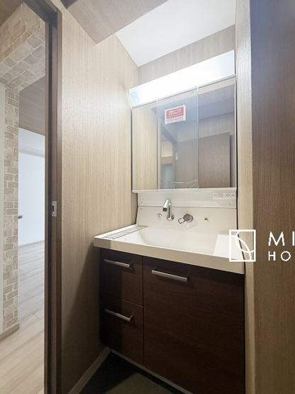 【独立洗面台】 |  朝の身支度に欠かせない洗面台は収納性と機能性を兼ね備えた独立洗面台です♪
