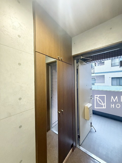 【玄関】 | 永く住むからこそシンプルで飽きのこないデザインに。ただいま、おかえりの温かな声が聞こえる玄関。