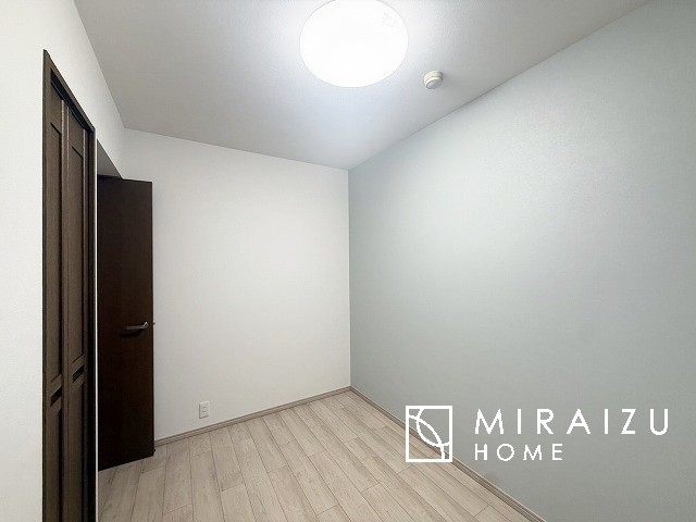 【洋室】 | 大きなベッドを置いて家族みんなで落ち着いて眠れる主寝室。