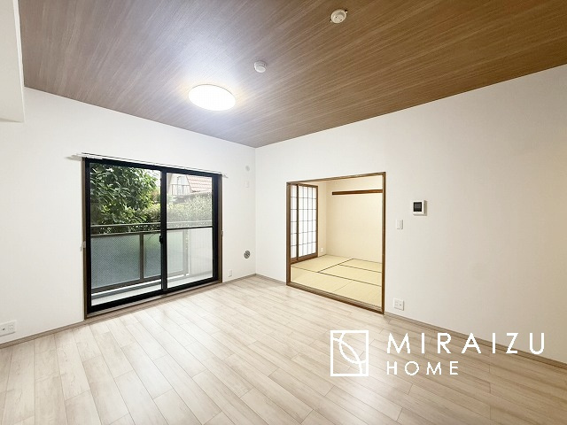 【居間・リビング】 | 食事を取るスペースもリラックスしてくつろげるスペースもお子さんが勉強するスペースも兼ね備えたリビングダイニング。