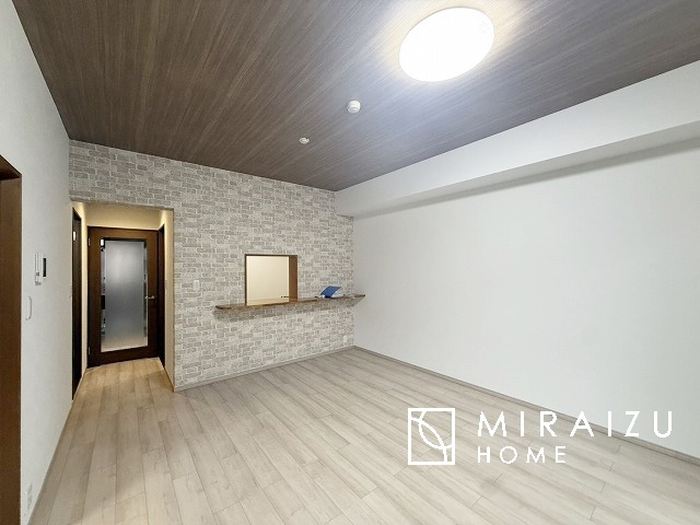 【居間・リビング】 | 明るいリビングは家族の笑顔の源です。家族との時間をゆったりと過ごせるプランニングになっています。