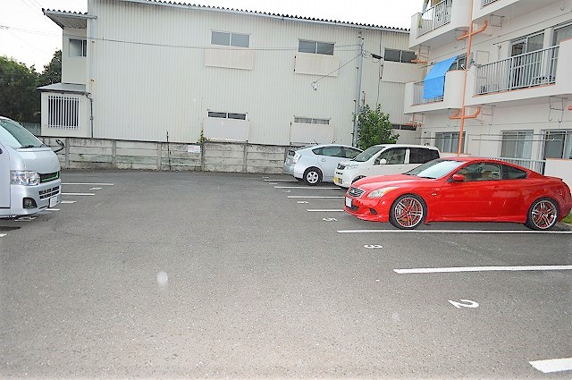 ネオハイムイトウの駐車場