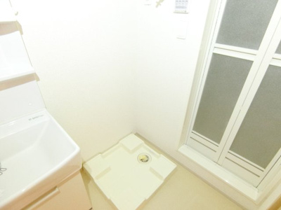 【設備】 | サン・イースト | 室内洗濯機置き場には排水パン付き。