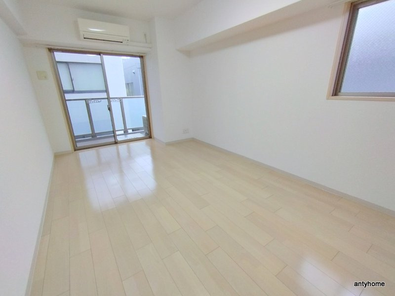 アーバンフラッツ心斎橋(旧La Douceur心斎橋)　仲介手数料無料の居間・リビング