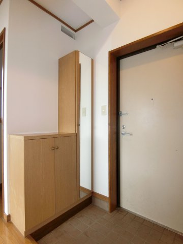 カーサあんとく弐番館の玄関|シューズボックス付きの玄関です☆