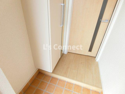 【玄関】 | スリーアンジュ | 背の高い下駄箱には鏡付きで身だしなみチェック。