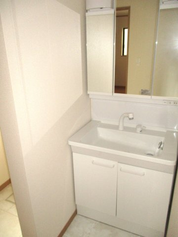 新築分譲住宅市坪北の独立洗面台|鏡の裏も収納量も多いです