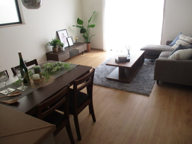 新築分譲住宅市坪北の居間・リビング|リビングも明るくて広いです