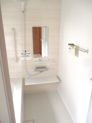 新築分譲住宅市坪北の浴室|シャワー、鏡、カウンターも付いています