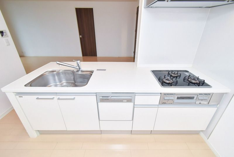 MJR久留米ステーションレジデンスのキッチン|3口コンロ・グリル付きの使いやすいシステムキッチンです♪