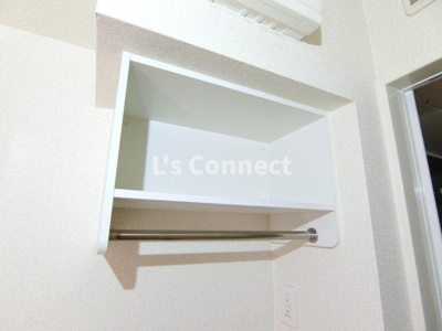 【設備】 | リガーレ | 洗濯機置き場の上にも棚があります。