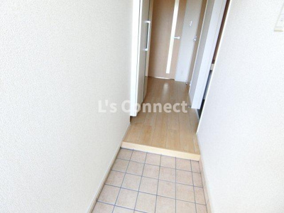 【玄関】 | リガーレ | 背の高い下駄箱には鏡付きで身だしなみチェック。