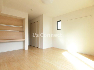 【居間・リビング】 | リガーレ | 角部屋で２面に窓があります。