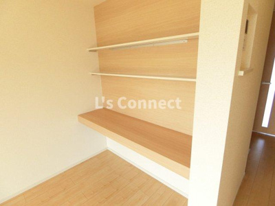 【その他】 | リガーレ | 机としても使える棚があります。