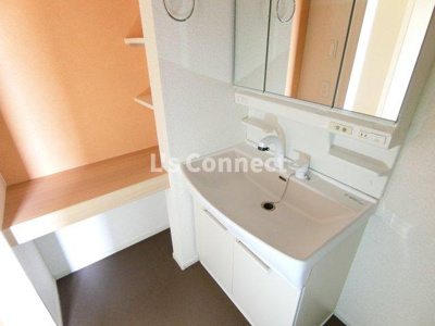 【洗面所】 | リガーレ | 朝の支度もスムーズな独立洗面台。