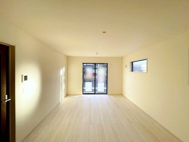 新築戸建・新築建売　安積笹川第13　第三小・第二中の居間・リビング|南側の大きな窓から日差しが入り明るいリビングはご家族皆さんの憩いの場です！