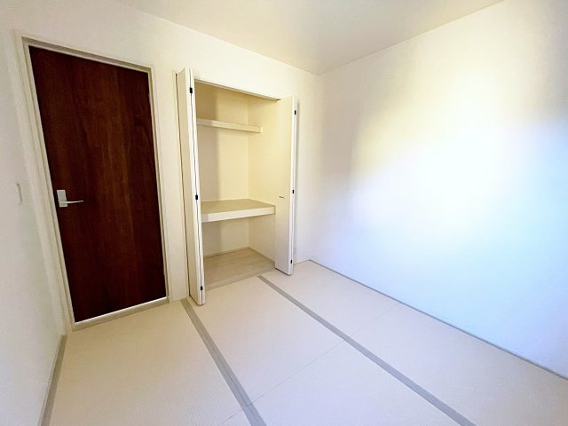 新築戸建・新築建売　安積笹川第13　第三小・第二中の和室|畳のぬくもりが心地いい和室。リビングから見守ることができ、お子様のお昼寝や遊び場に最適です！